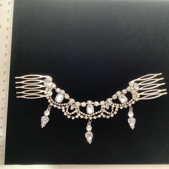 Elegant Silver Hair Comb with Crystal Accents - Picture 4 of 7